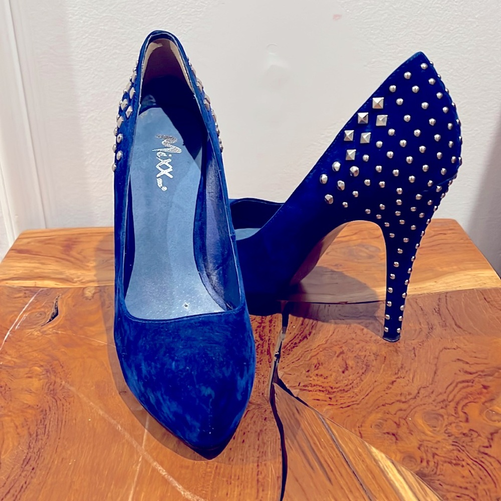Beautiful Maxx Shuz electric blue studded heels sz 9